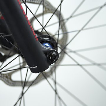 This one doesn't have the handle, and needs to be removed by a hex wrench Thru axle for road bike