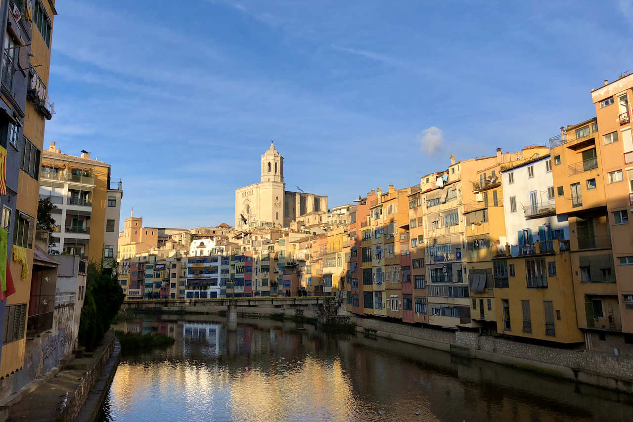 A list of some popular and recommended road cycling routes in Girona, Spain. Image contains: Riu Onyar river, Girona Cathedral, colorful houses.