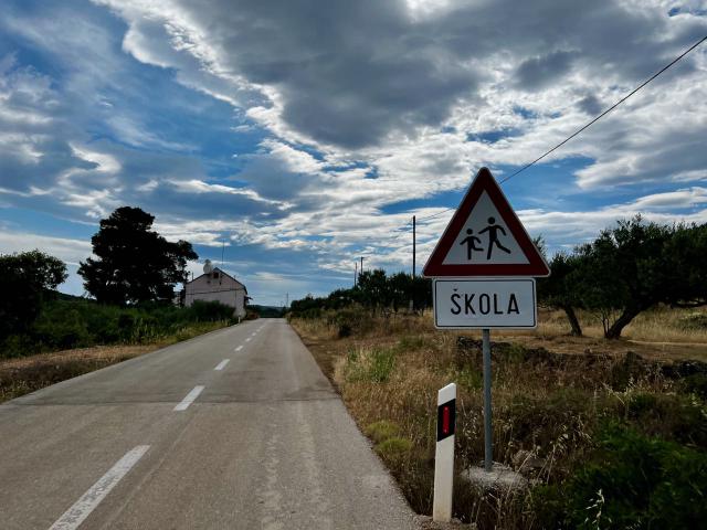 Road sign saying Skola indicating children present