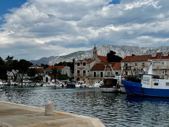View out over the Sućuraj port