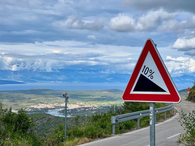 Road sign showing a 10% gradient on a road in Hvar, Croatia