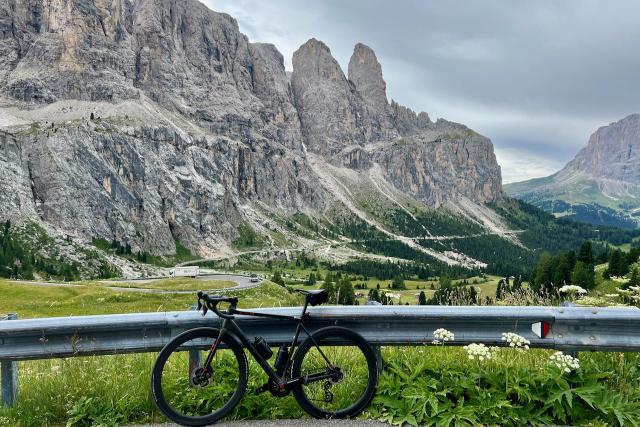 Factor O2 VAM bicycle with view over the Passo Gardena valley in the Italian Dolomites