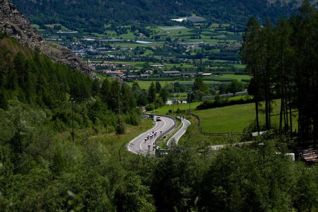 Distance picture of cyclists biking through Switzerland