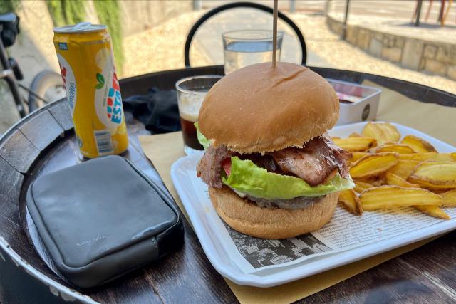 Burger and drinks served by La Cueva cafe in Sanremo, Italy