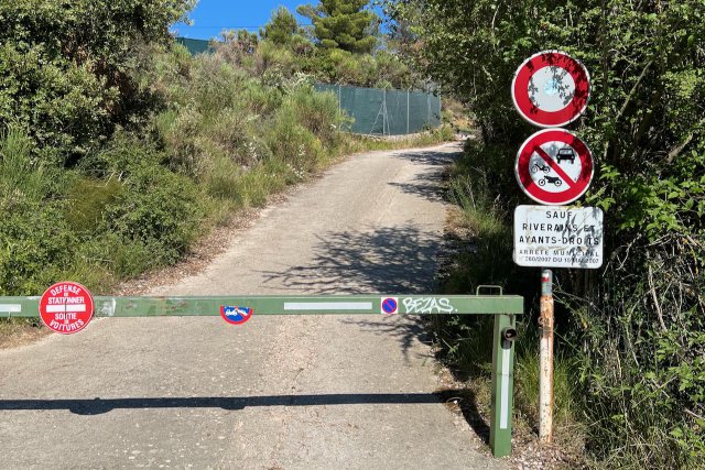 Entrance to Via Aurelia, a gravelly dirt path back to Roquebrune-Cap-Martin