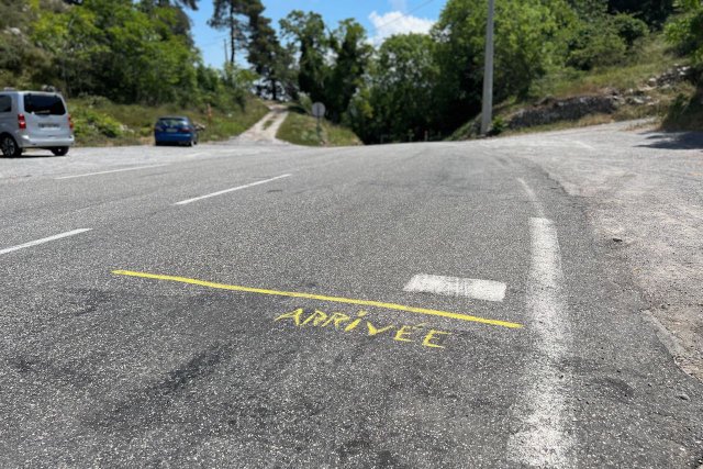 Hand written chalk sign reading "Arrivée" at the top of the Col de Braus