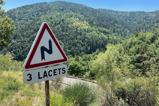 Sign showing "3 Lacets" on the east approach of Col de Braus