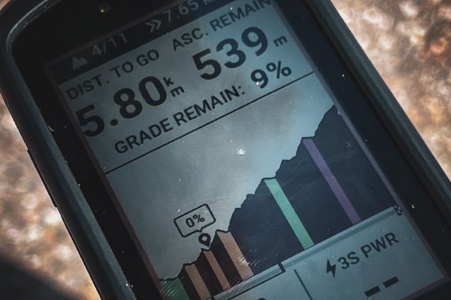 Garmin Edge 1040 device showing a steep elevation profile ahead