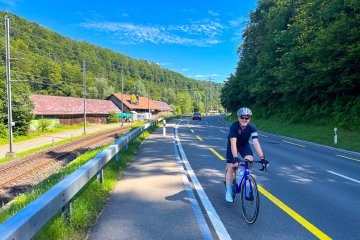 Cyclist descending back towards Zürich