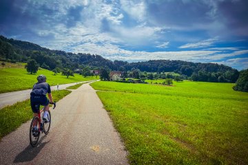 Cyclist riding along a bike path near Türlersee